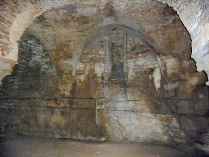 Cave sous la grange : voûte sur colonnes et culots. © Région Bourgogne-Franche-Comté, Inventaire du patrimoine