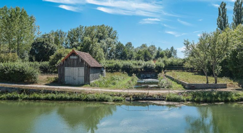 Le bassin lié à la prise d'eau d'Ancy-le-Franc. Remise à gauche du bassin. © Région Bourgogne-Franche-Comté, Inventaire du patrimoine