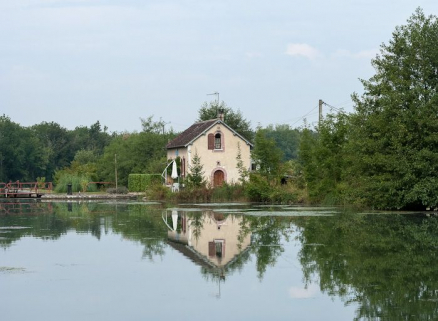 Maison éclusière dans son site. © Région Bourgogne-Franche-Comté, Inventaire du patrimoine