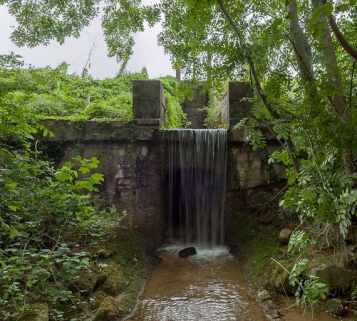 Vue de l'aqueduc et du déversoir. © Région Bourgogne-Franche-Comté, Inventaire du patrimoine