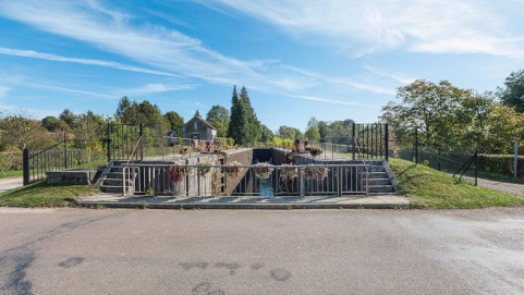 Le double sas vu du pont. © Région Bourgogne-Franche-Comté, Inventaire du patrimoine