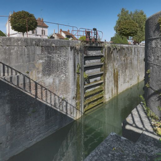 Site d'écluse vu d'amont : bajoyer en brique. © Région Bourgogne-Franche-Comté, Inventaire du patrimoine
