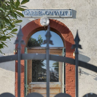 Maison vue de face : détail de la plaque. © Région Bourgogne-Franche-Comté, Inventaire du patrimoine