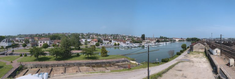 Grand panorama sur le port. De gauche à droite : le site d'écluse, flèche de l'église du Christ-Roi, port, le site SNCF. La cale sèche. © Région Bourgogne-Franche-Comté, Inventaire du patrimoine
