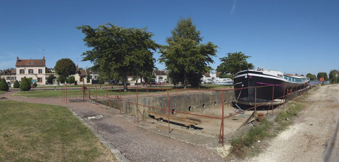 La cale sèche. A l'arrière-plan, les deux maisons du site d'écluse. © Région Bourgogne-Franche-Comté, Inventaire du patrimoine