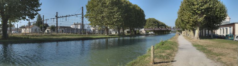 Panorama du canal traversant Migennes en direction de l'Yonne. A gauche, le site SNCF et la gare, la passerelle menant à la gare. © Région Bourgogne-Franche-Comté, Inventaire du patrimoine