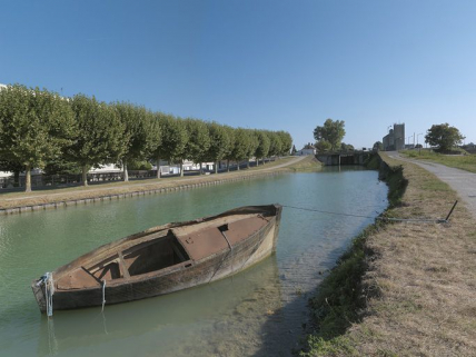 Bateau-écluse ou bateau-porte amarré dans le bief 114-115, en aval du pont sur l'écluse 113. © Région Bourgogne-Franche-Comté, Inventaire du patrimoine