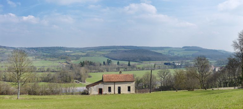 Vue de face de la maison avec en arrière-plan le paysage du canal de Bourgogne. A droite, on distingue le château d'Eguilly. © Région Bourgogne-Franche-Comté, Inventaire du patrimoine Vue de face de la maison avec en arrière-plan le paysage du canal de Bourgogne. A droite, on distingue le château d'Eguilly. © Région Bourgogne-Franche-Comté, Inventaire du patrimoine