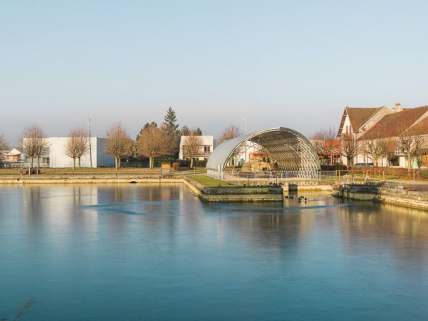 Le port depuis la rive gauche, au centre la halle du toueur. © Région Bourgogne-Franche-Comté, Inventaire du patrimoine