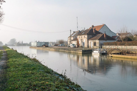 Vue d'amont. En arrière plan le centre d'interprétation et le port. © Région Bourgogne-Franche-Comté, Inventaire du patrimoine