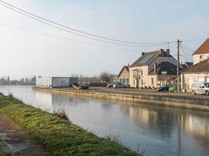 Le musée vu d'amont, au fond le port. © Région Bourgogne-Franche-Comté, Inventaire du patrimoine