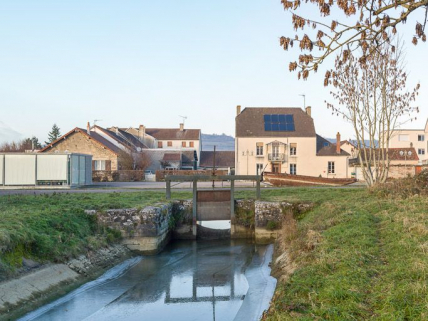 Arrivée de la rigole d'alimentation rive gauche. A gauche, on aperçoit le musée. © Région Bourgogne-Franche-Comté, Inventaire du patrimoine