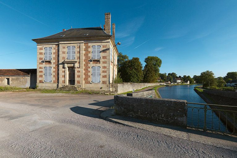 Vue de face. A droite le canal. © Région Bourgogne-Franche-Comté, Inventaire du patrimoine