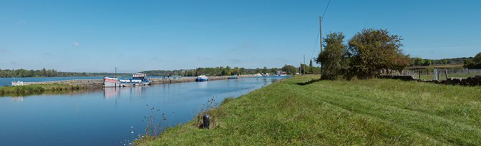 Au premier plan le canal avec la digue le séparant du réservoir, que l'on voit à gauche. En arrière-plan le port des Poujats. © Région Bourgogne-Franche-Comté, Inventaire du patrimoine