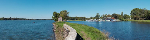 Vue du port depuis la digue avec au milieu, la lampisterie. On aperçoit le hangar à bateaux construit dans les années 1990 par Patrice Warnant. © Région Bourgogne-Franche-Comté, Inventaire du patrimoine