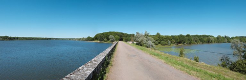 Vue d'ensemble des étangs de Baye et de Vaux depuis la digue les séparant. © Région Bourgogne-Franche-Comté, Inventaire du patrimoine