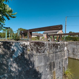 Tête aval de l'écluse avec ses vantaux au premier plan. © Région Bourgogne-Franche-Comté, Inventaire du patrimoine Tête aval de l'écluse avec ses vantaux au premier plan. © Région Bourgogne-Franche-Comté, Inventaire du patrimoine