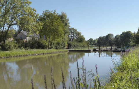 Le site d'écluse, d'amont. La maison éclusière à gauche. © Région Bourgogne-Franche-Comté, Inventaire du patrimoine