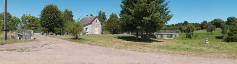 Panorama du site d'écluse avec de gauche à droite : le pont sur écluse, la maison éclusière et le pont canal. © Région Bourgogne-Franche-Comté, Inventaire du patrimoine
