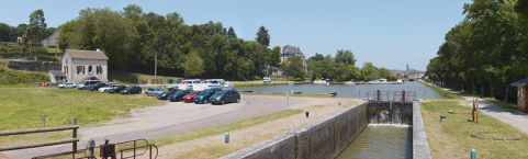 Vue générale avec au premier plan, le site d'écluse ; à gauche, la maison de garde, le port et le château. © Région Bourgogne-Franche-Comté, Inventaire du patrimoine