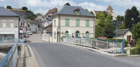 La maison éclusière, depuis le pont sur écluse. © Région Bourgogne-Franche-Comté, Inventaire du patrimoine