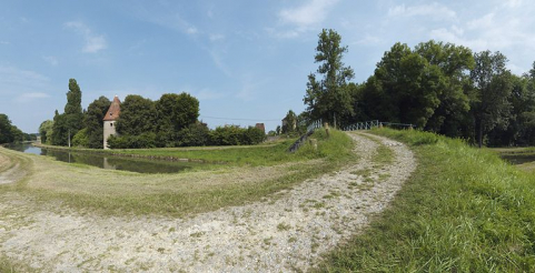 Le pont. A gauche : une tour du château. © Région Bourgogne-Franche-Comté, Inventaire du patrimoine