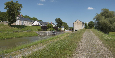 Le site d'écluse : à gauche, la maison éclusière de l'autre côté de la route et à droite le magasin. © Région Bourgogne-Franche-Comté, Inventaire du patrimoine