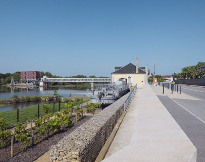 Au premier plan, le toueur et la maison du receveur. Au fond, le barrage. © Région Bourgogne-Franche-Comté, Inventaire du patrimoine