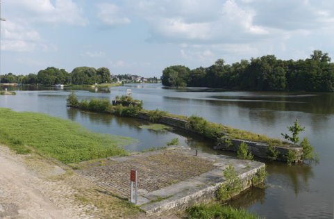 Le quai et le pertuis en maçonnerie de moellon devant le maison. En arrière-plan, la ville de Decize. © Région Bourgogne-Franche-Comté, Inventaire du patrimoine