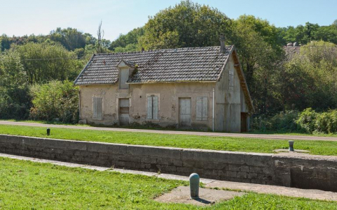 Vue de 3/4 de la maison éclusière, on aperçoit l'extension sous appentis en bois à l'arrière. © Région Bourgogne-Franche-Comté, Inventaire du patrimoine