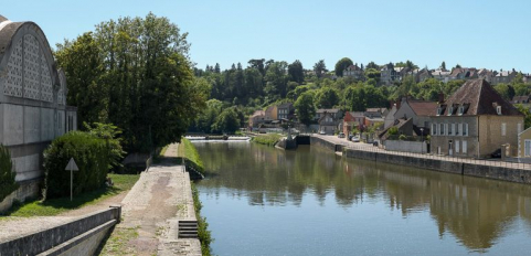 Le site d'écluse et le pertuis dans l'Yonne, vus d'aval. A gauche, on aperçoit Notre-Dame de Bethléem (IA58000661). A droite, la ville de Clamecy. © Région Bourgogne-Franche-Comté, Inventaire du patrimoine