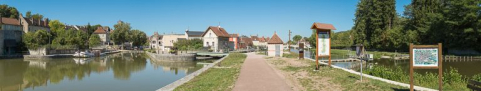 De gauche à droite : le Port des Jeux avec en arrière-plan l'avenue de la République ; le site d'écluse et l'Yonne (avec le pertuis surmonté d'une passerelle), vus d'amont. © Région Bourgogne-Franche-Comté, Inventaire du patrimoine