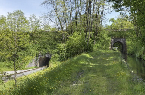 A gauche, la rigole de fuite et à droite la rigole d'alimentation avec le pont ferroviaire. © Région Bourgogne-Franche-Comté, Inventaire du patrimoine