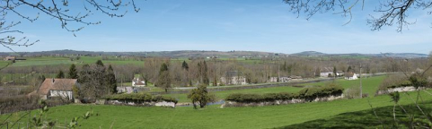 Vue d'ensemble du site avec à gauche un pont routier isolé, au centre le château de la Motte avec à sa droite les bâtiments de l'ancienne verrerie. A droite, le site d'écluse 15. © Région Bourgogne-Franche-Comté, Inventaire du patrimoine