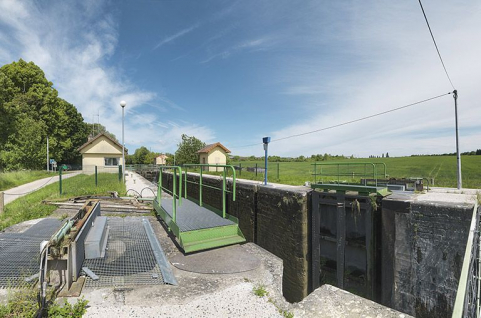Le site d'écluse avec les deux postes de commande, pris d'aval. Dans le fond, on distingue la maison éclusière. © Région Bourgogne-Franche-Comté, Inventaire du patrimoine