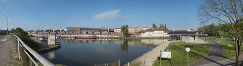 Vue d'ensemble du port avec l'usine Terréal et à droite, l'oeuvre d'art contemporaine, prise depuis le pont (IA71002226). © Région Bourgogne-Franche-Comté, Inventaire du patrimoine