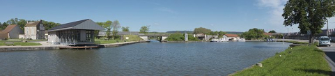 Vue d'ensemble du port avec au premier plan, la halte fluviale. Au centre, on peut apercevoir le pont-canal. © Région Bourgogne-Franche-Comté, Inventaire du patrimoine