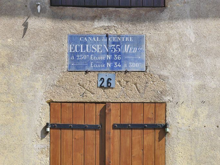 Détail de la plaque émaillée et de la gravure sur le linteau de la maison éclusière. © Région Bourgogne-Franche-Comté, Inventaire du patrimoine