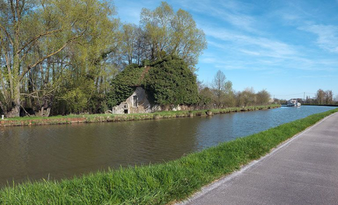 La maison éclusière XXXVII depuis la rive droite. © Région Bourgogne-Franche-Comté, Inventaire du patrimoine
