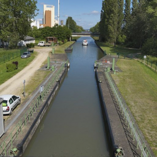 Le sas depuis le poste de commande l'enjambant. © Région Bourgogne-Franche-Comté, Inventaire du patrimoine
