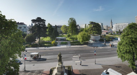 Vue du square Chabas, anciennement bassin de la Gloriette. A droite, l'avenue Nicéphore Niépce et en arrière-plan, l'église Saint-Cosme. © Région Bourgogne-Franche-Comté, Inventaire du patrimoine