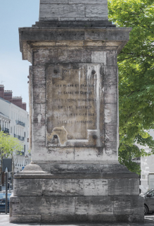 Détail des inscriptions, face est. © Région Bourgogne-Franche-Comté, Inventaire du patrimoine