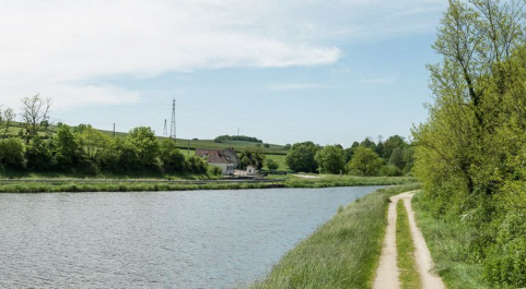 Au premier plan, l'étang. Au fond, le site d'écluse 04. © Région Bourgogne-Franche-Comté, Inventaire du patrimoine