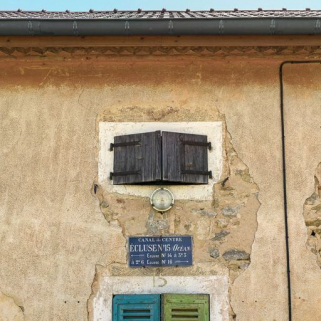 Détail de la plaque émaillée et de la frise en brique sous le toit. © Région Bourgogne-Franche-Comté, Inventaire du patrimoine