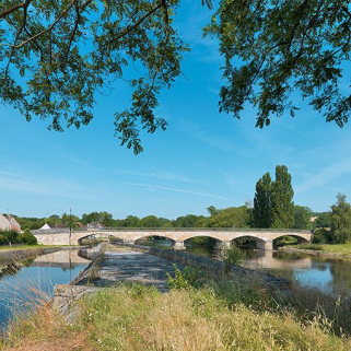 Vue du pont d'Accolay depuis la digue. A droite, la Cure. © Région Bourgogne-Franche-Comté, Inventaire du patrimoine