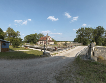 Vue sur le pont, avec à gauche le site d'écluse. © Région Bourgogne-Franche-Comté, Inventaire du patrimoine