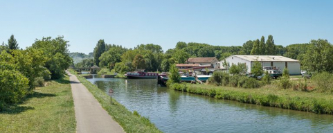 Le port avec les hangars et l'écluse de garde. © Région Bourgogne-Franche-Comté, Inventaire du patrimoine