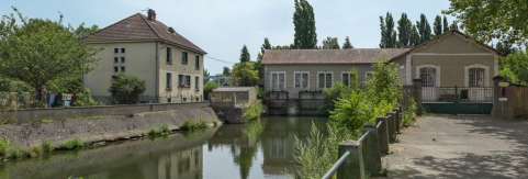 Le moulin et le bief de dérivation. A gauche, l'arrière de la maison éclusière. © Région Bourgogne-Franche-Comté, Inventaire du patrimoine