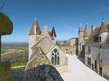La cour avec la chapelle vues du chemin de ronde. © Région Bourgogne-Franche-Comté, Inventaire du patrimoine