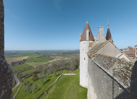 L'emplacement du chemin de ronde vu de la tour sud et la vallée vers Commarin. © Région Bourgogne-Franche-Comté, Inventaire du patrimoine